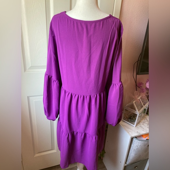 Size medium-beautiful purple V-neck Tiered Dress W/ 3/4 Sleeve - Picture 2 of 3